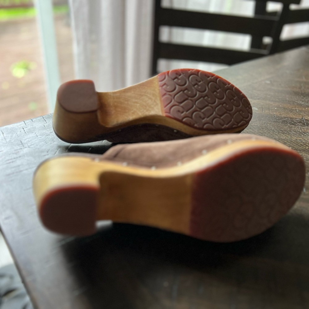 Size 9: UGG Suede Studded Accents Mules - Picture 11 of 11